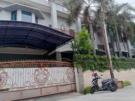 Dijual Rumah Mewah Rawamangun dengan Swimming Pool Murah di Rawamangun