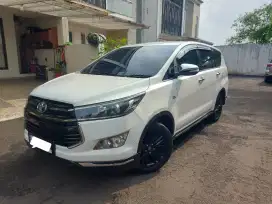 Innova reborn Venturer Putih