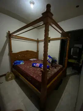 Tempat tidur kayu Jati