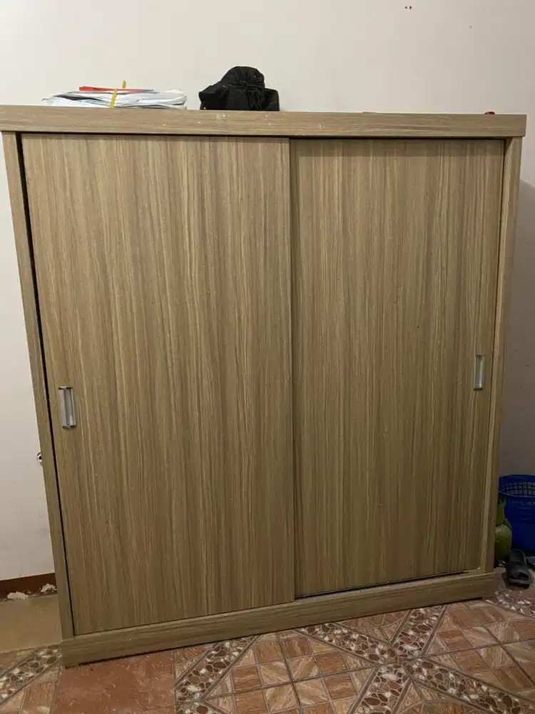 Lemari pintu slide