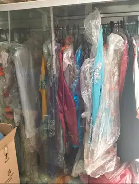 Dijual kebaya dan lemarinya,