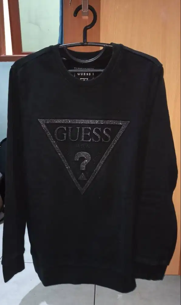 Sweater Pria Guess Original – Logo Triangle Hitam