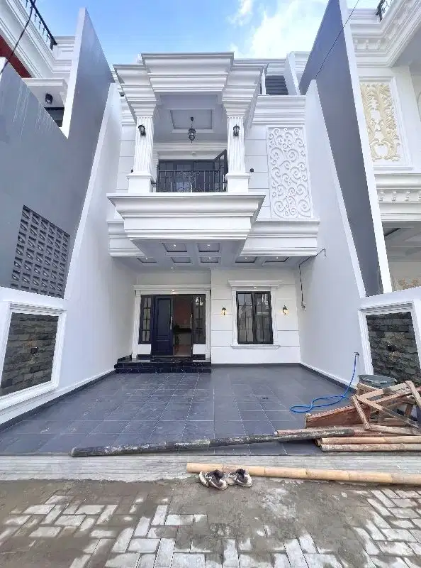 RUMAH BARU DALAM CLUSTER HADAP UTARA SIAP HUNI DI JAKSEL