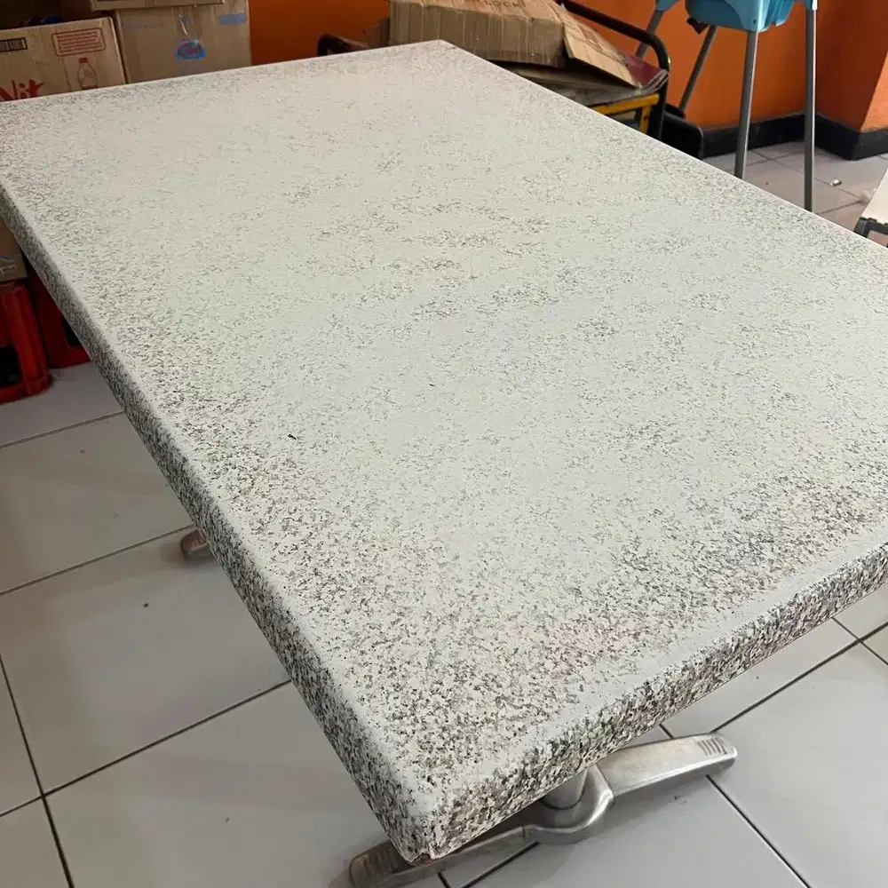 Meja usaha bekas