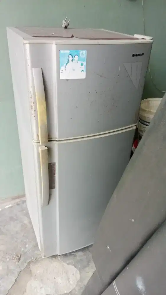 Kulkas 2 pintu bekas merk SHARP