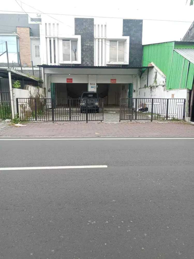Ruko Murah Besar Cocok Usaha dan Kantor Area Palagan dkt Hotel Hyatt