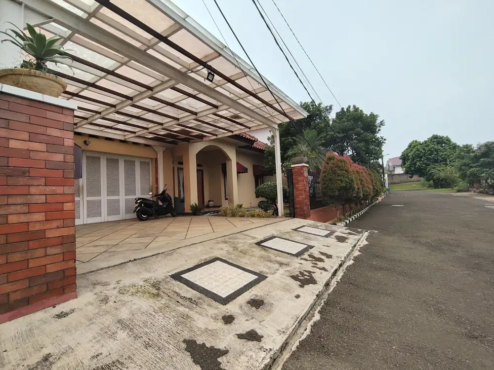 Rumah Mewah Terawat Tanah Luas Bangunan Kokoh Jalan Lega di Cirendeu