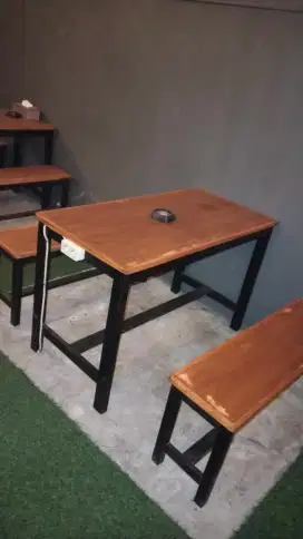 Set meja kayu kokoh plitur