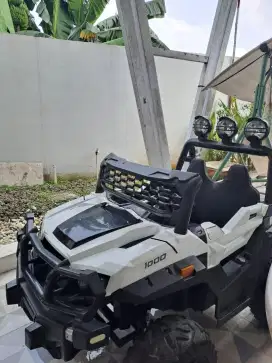 Mainan mobil listrik anak Jeep besar
