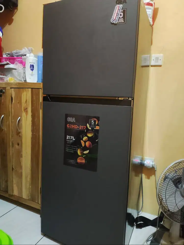 JUAL CEPAT KULKAS GEA 2 PINTU 217L PEMAKAIAN 1TAHUN(MASIH ADA GARANSI)