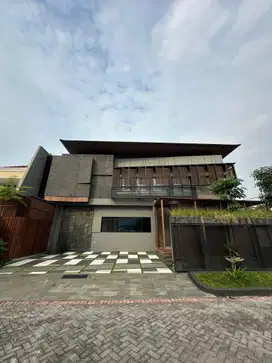 Dijual Rumah Baru Modern Tropical Manyar Kertoadi Surabaya Dekat Mall