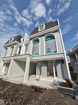 DIJUAL RUMAH MEWAH 3 LANTAI DI JAKARTA TIMUR SUPER LUAS STARTEGIS