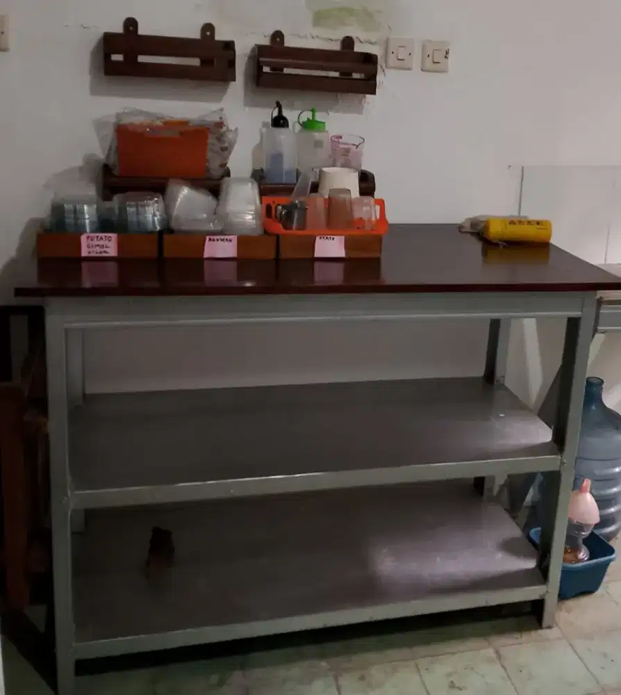 Meja dapur berbahan bajaringan + kayu