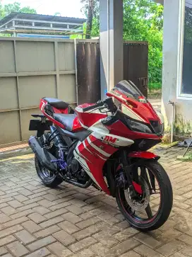 Yamaha R15 v2 plat B