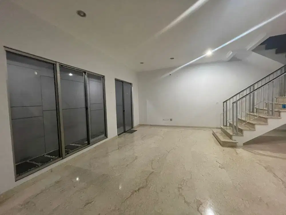 sewa rumah 2 lantai golf island PIK uk 8x15m kosongan ada AC