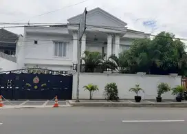 RUMAH DI TEBET TIMUR DALAM RAYA-LOKASI KOMERSIAL PINGGIR JALAN RAYA