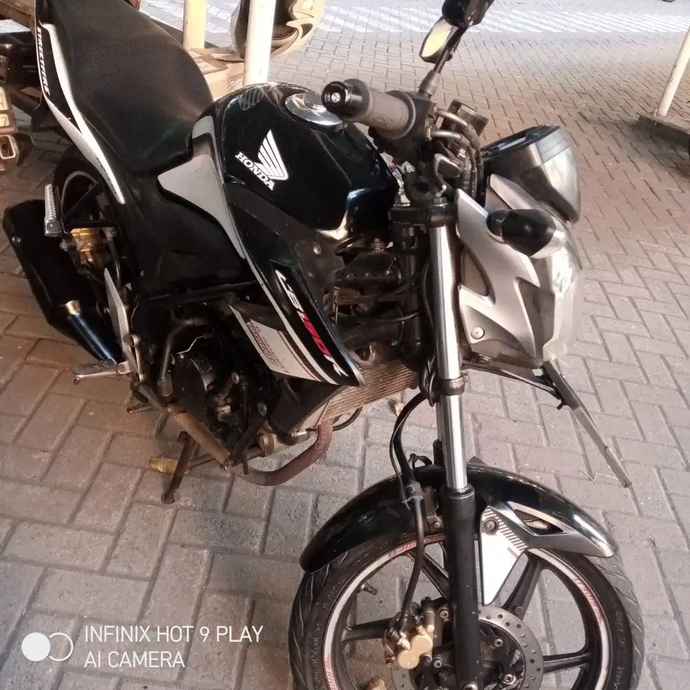 Honda CB150R Warna Hitam Putih Tahun 2015