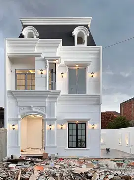 TOWNHOUSE MEWAH 3 LANTAI KONSEP AMERICAN CLASSIC DENGAN ATTIC ROOM