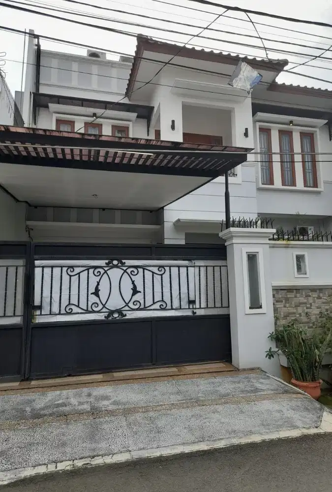 DIJUAL RUMAH MEWAH SEMI FURNISH 2LT SIAP HUNI DI KLENDER JAKARTA TIMUR