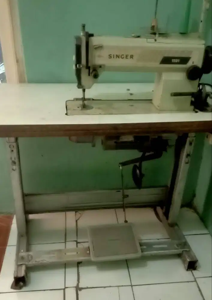Dijual mesin jahit merk singer pemakaian pribadi .