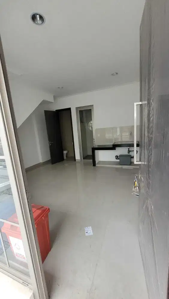 sewa rumah 3 lantai PIK 2 uk 4,5x10m kosongan