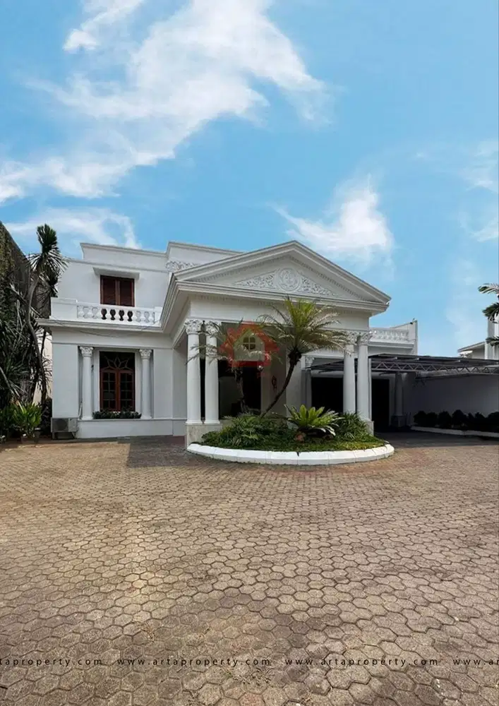 Rumah mewah dan luas ada swimming pool di menteng
