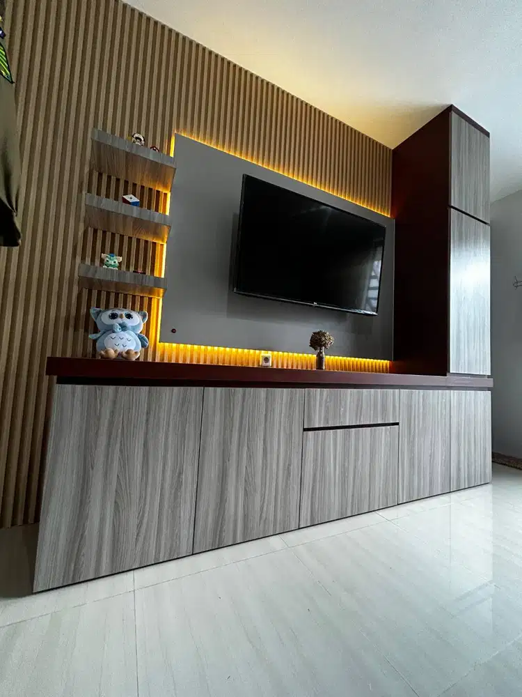 Backdrop TV Custom – Bikin Ruang Keluarga Makin Rapi & Elegan!