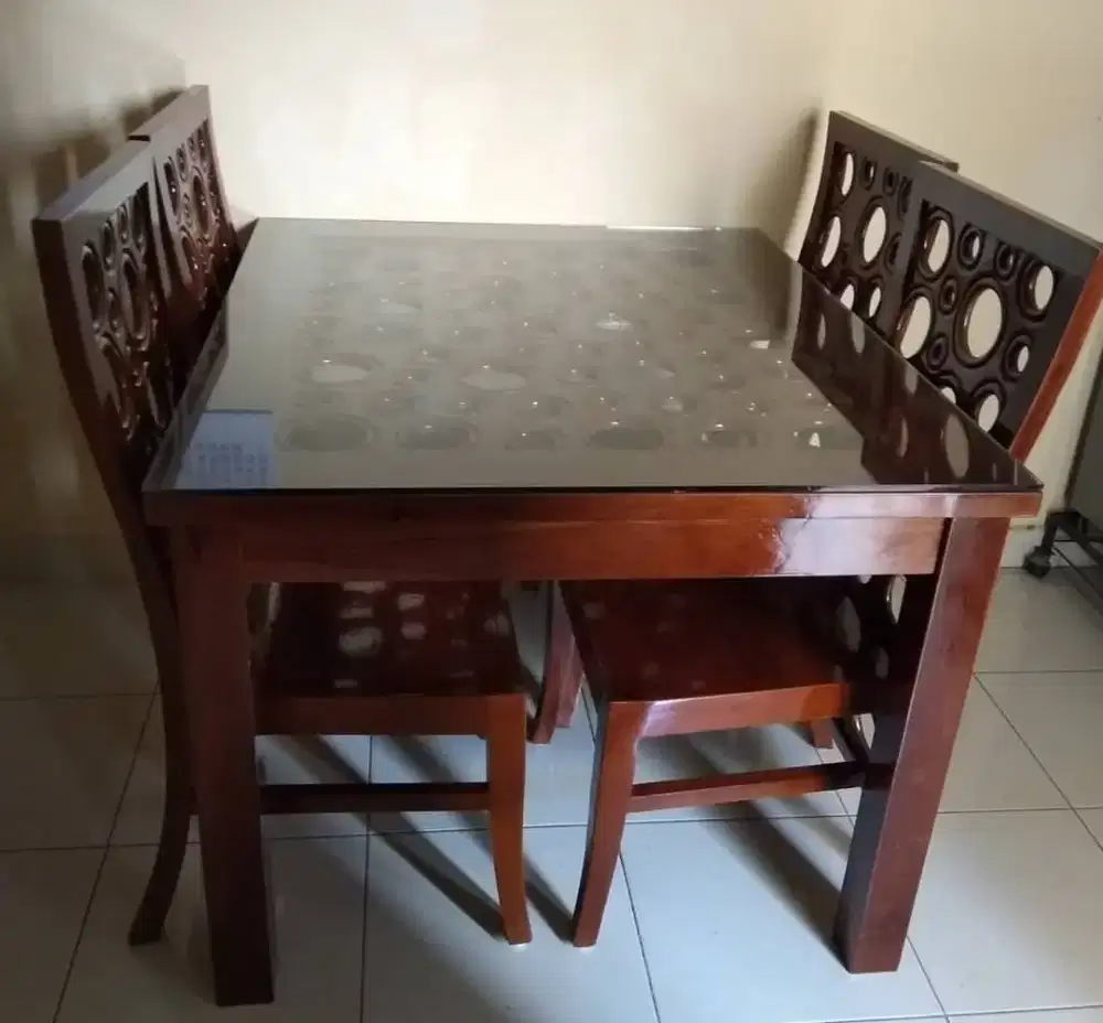 Meja makan aesthetic kayu jati