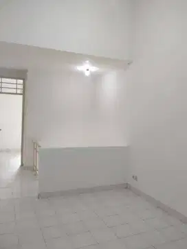 Rumah 2 lantai di Taman Palem Lestari Kalideres