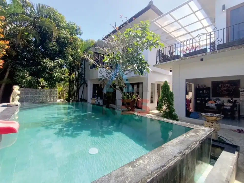 FOR SALE VILLA CANTIK DENGAN TAMAN INDAH