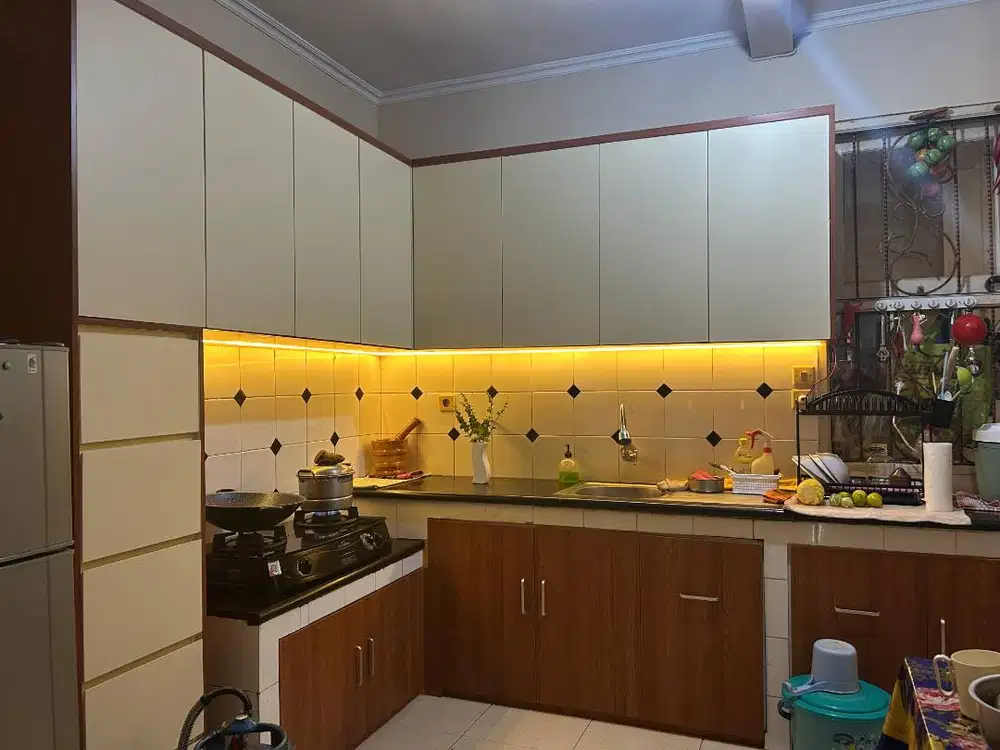 Kitchen Set Lengkap: Desain – Produksi – Pasang, Semua Satu Pintu!