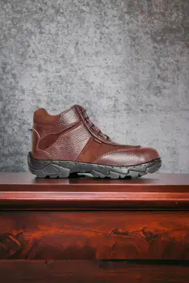 Pengrajin sepatu boots pria kulit sapi asli Subang