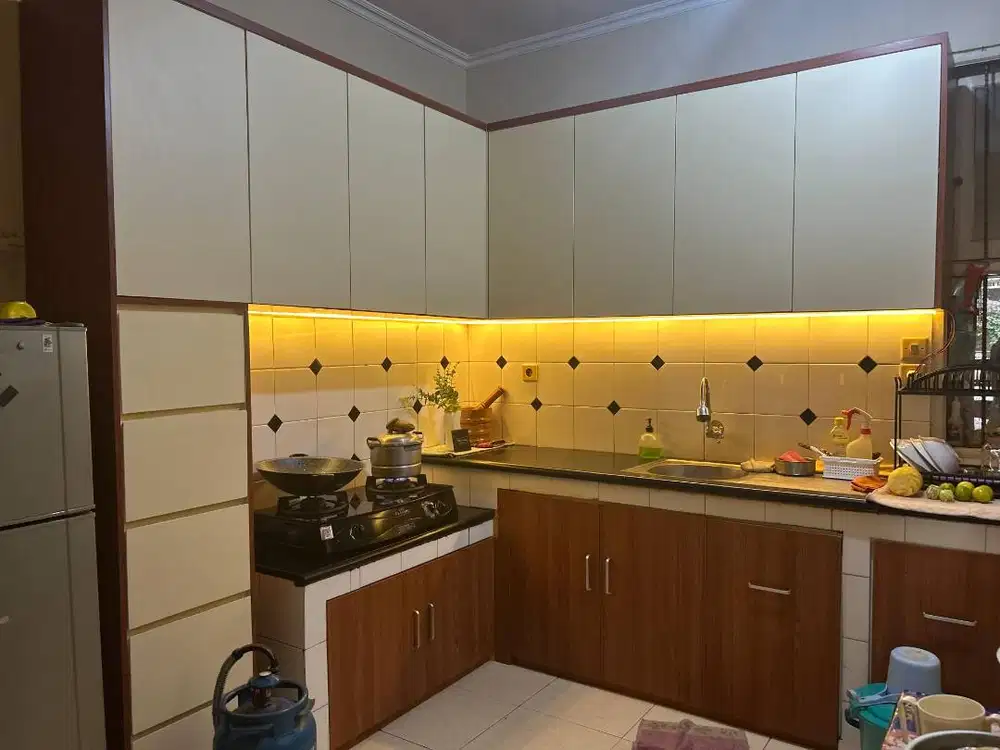 Solusi Dapur Sempit Jadi Fungsional – Kitchen Set Minimalis Custom!