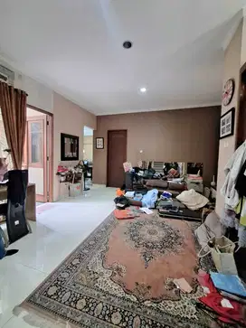 DIJUAL Rumah Perlu Renovasi, Harga Menarik di Emerald Bintaro Jaya,