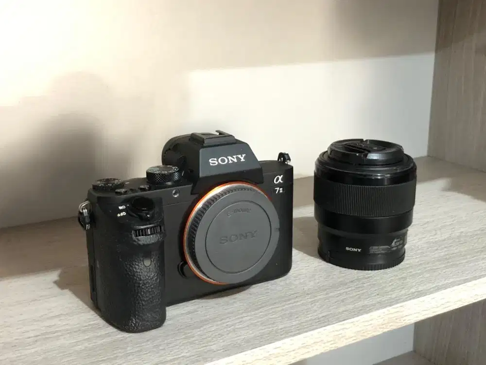 kamera Sony A7 Mark II + Lensa Sony FE 50 mm F 1.8