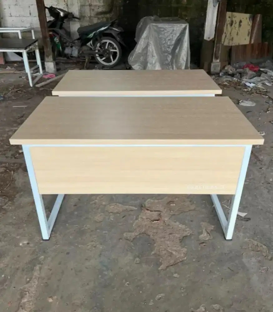 Meja modesty terbaru / meja kantor partisi