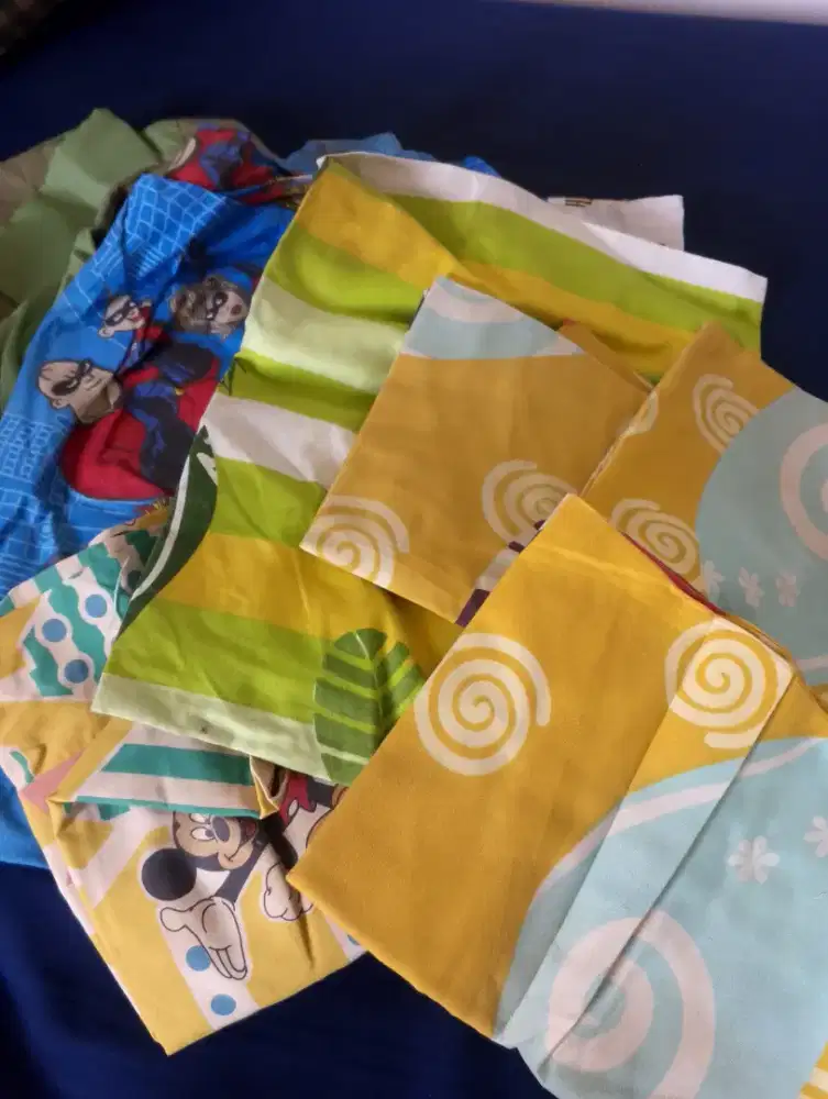 Seprei dan sarung bantal bermacam pola
