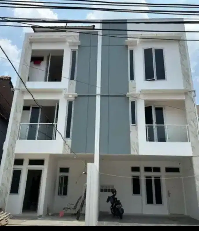 Rumah 3 Lantai Lokasi Strategis Jakpus