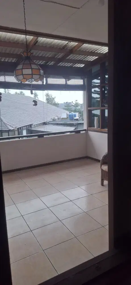 Dijual Rumah 3 Lantai Nyaman dan Bersih Siap Huni Lokasi di Setraduta