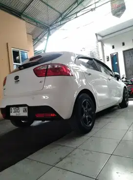 Dp 15 Jt Kia rio 1.4  SE 5 Dorrs 2013 Matic Putih