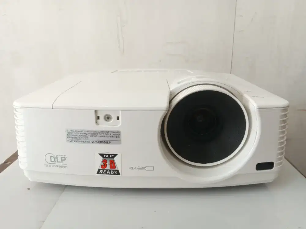 Proyektor Mitshubishi xd560u HDMI 3500ansilumen