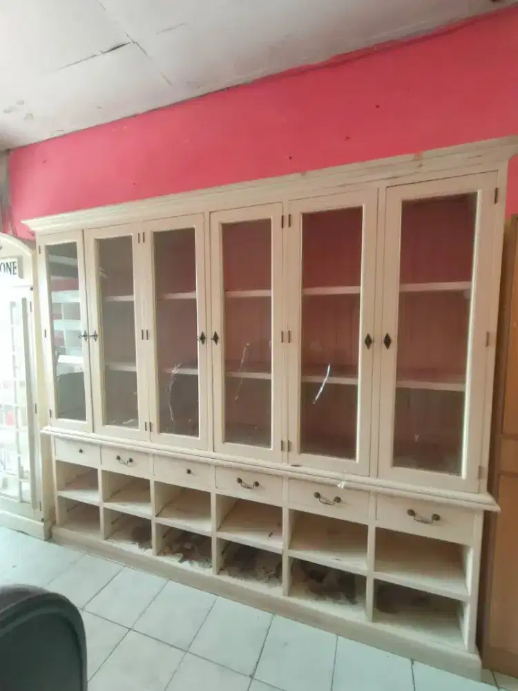 lemari pajangan pintu kaca