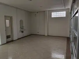DIJUAL DISEWA BANGUNAN KOMERSIAL JL GENTENG 5 LANTAI