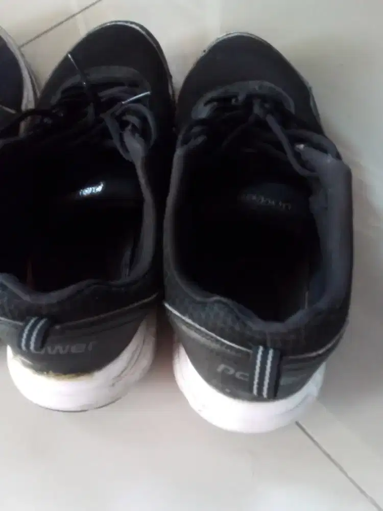 Jual sepatu olahraga.2 buah. No 42 merk nike, sport