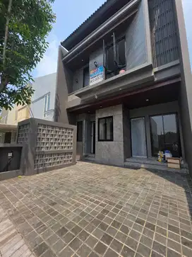 Rumah baru, specs high grade mewah, Graha Family di Surabaya