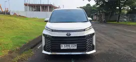 Toyota Voxy 2.0 AT 2023