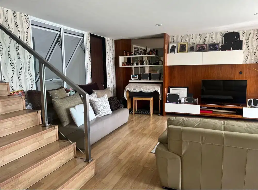 DIJUAL RUMAH FULL FURNISHED 3 LANTAI DI CITRA 6