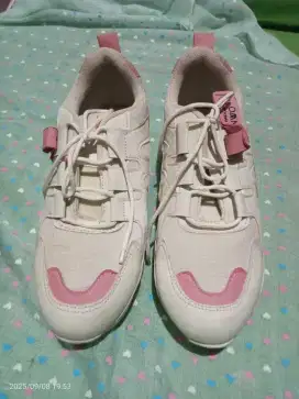 Dijual sepatu putih ukuran 39