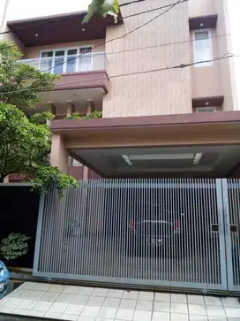 Dijual Rumah Asri, dengan 4 KM di Taman Aries