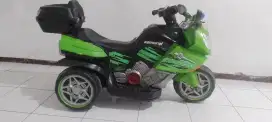 Mobil/motor aki anak.
